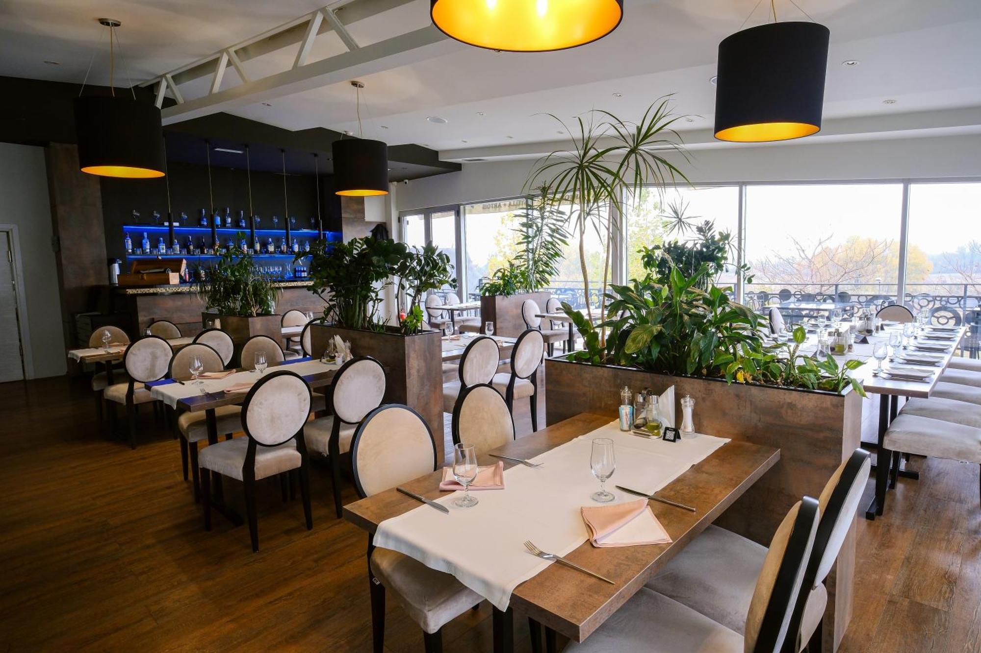 Crystal Light 4* Ni